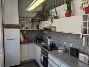 Refrigerador, microondas, horno, placa de cocina