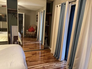 2 habitaciones, escritorio, tabla de planchar con plancha y wifi gratis 