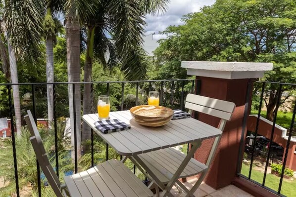 Outdoor dining - Renovated condo with private terrace in Tamarindo - 3min walking from the beach (Tamarindo)