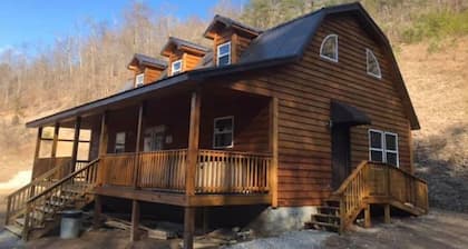 4BR 2 Bath w/ hot tub and game room. Within 10 mins of Harlan & Cumberland.