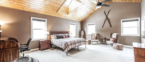 7 bedrooms, desk, iron/ironing board, travel cot