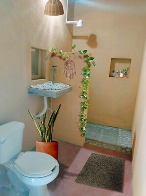Basic-Zimmer | Badezimmer | Dusche, Regendusche, Handtücher, Seife