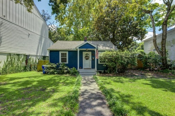 Front view of property.