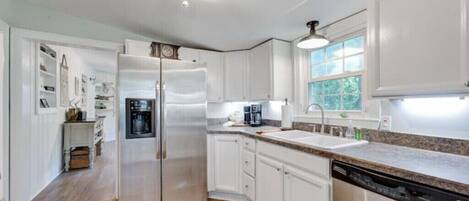 ثلاجة، ميكروويف، فرن، موقد طهي مسطح