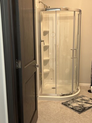تجهيزات دش، مجففات شعر، مناشف، صابون