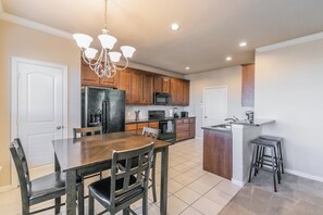 Dining - Irving Oasis: 4BR/3BA Near Top Attractions! (Irving)