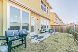 Outdoor dining - Irving Oasis: 4BR/3BA Near Top Attractions! (Irving)