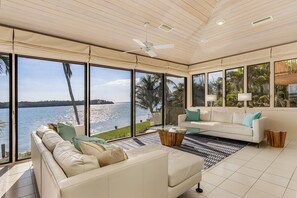 Smart TV - Stunning Waterfront Villa- private tropical paradise! (Marco Island)