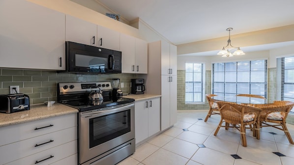 Kühlschrank, Ofen, Herdplatte, Wasserkocher mit Kaffee-/Teezubehör