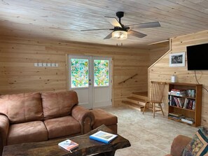 Fernseher, DVD-Player, Bücher