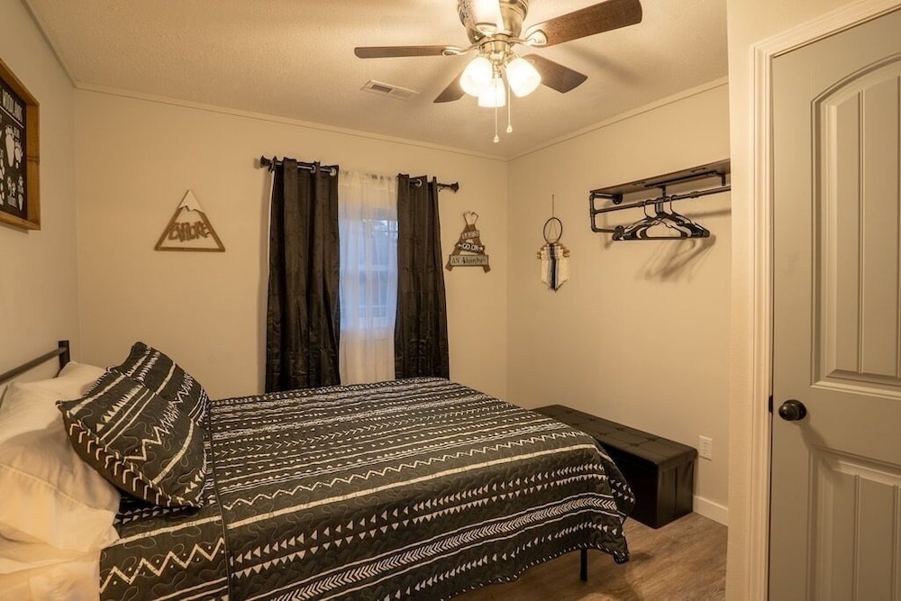 Lakefront house with private covered dock. Close to Old Kinderhook