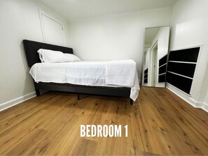 2 quartos, escrivaninha, ferros/tábuas de passar roupa