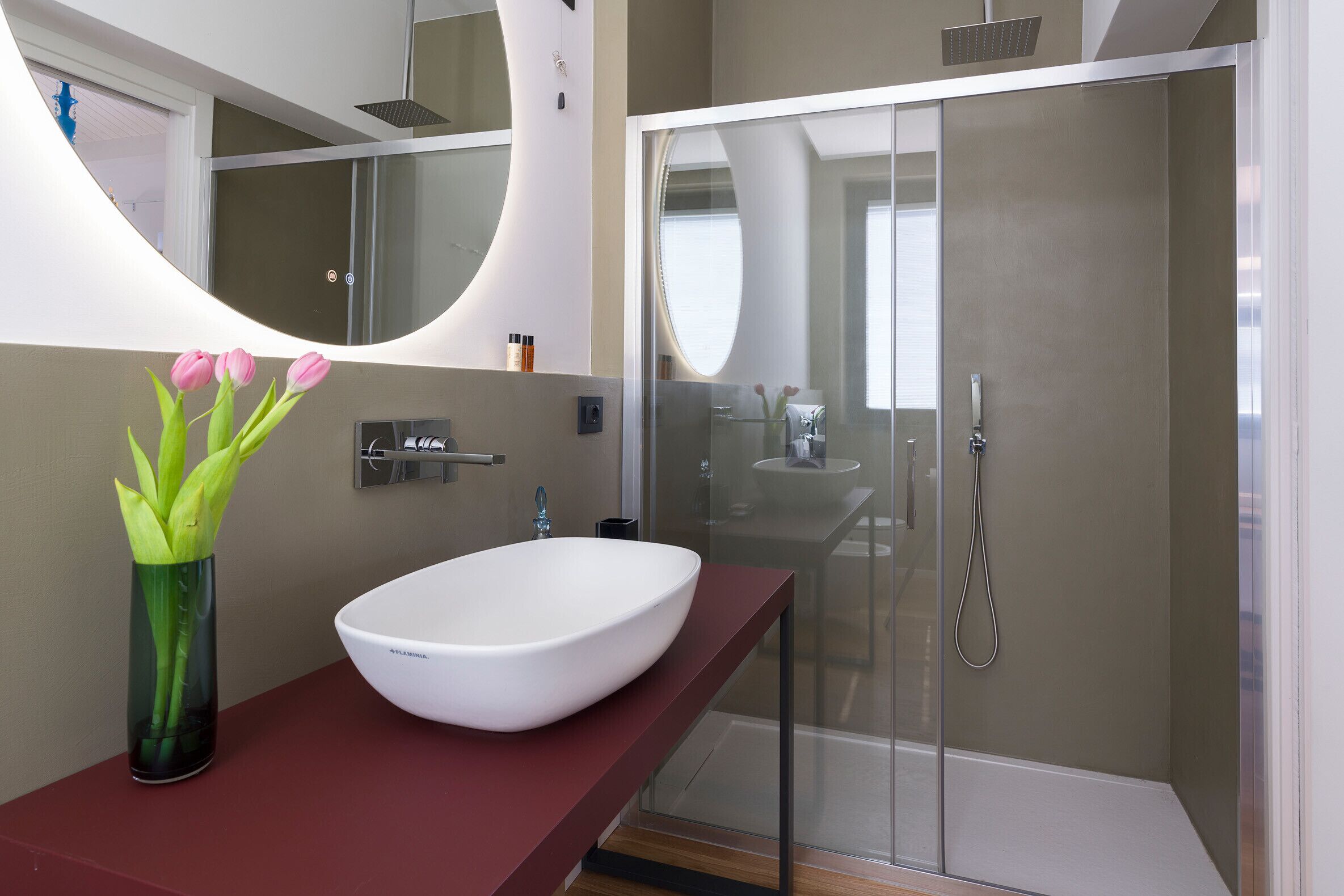 Douche, séchoir à cheveux, serviettes fournies