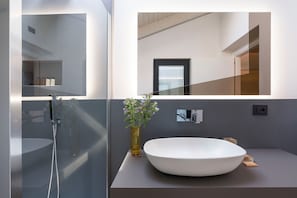 Dusche, Haartrockner, Handtücher
