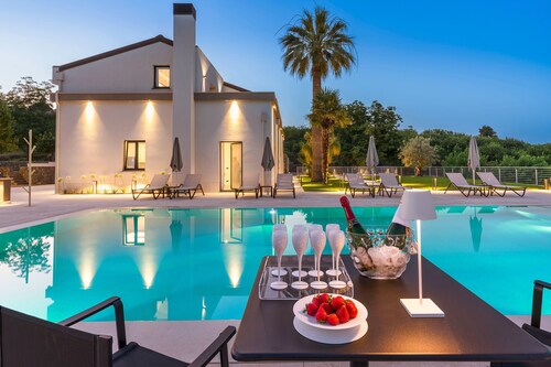 Luxury villa with pool in Mascali