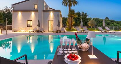 Luxury villa with pool in Mascali