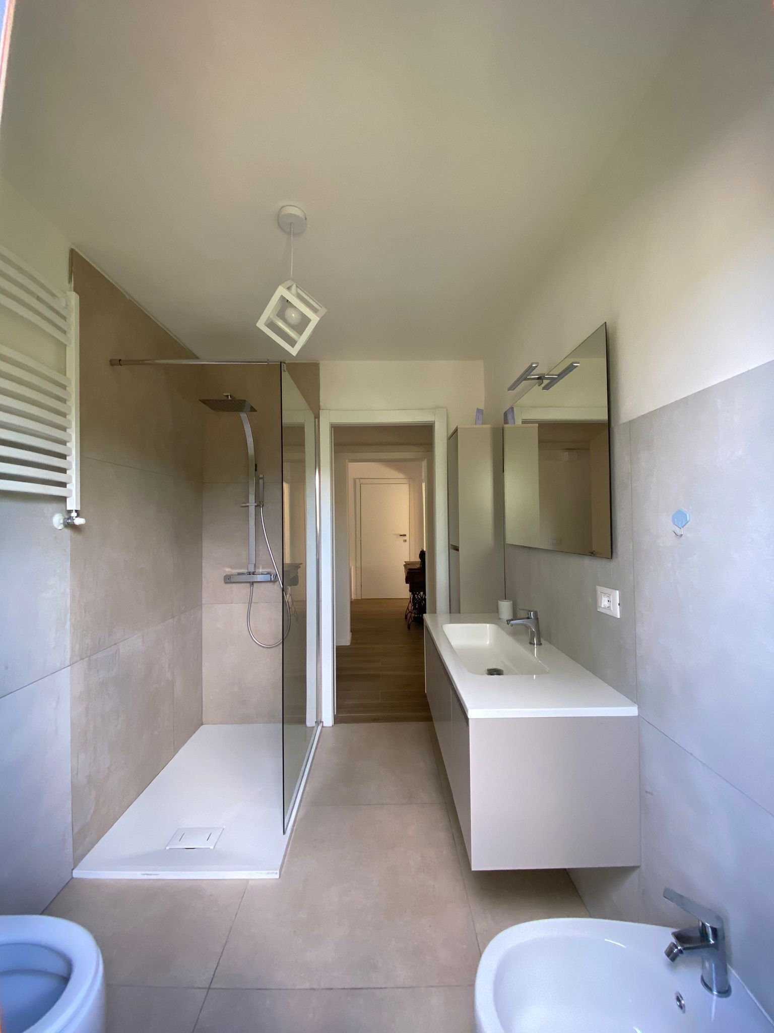 Een douche, een haardroger, een bidet, handdoeken