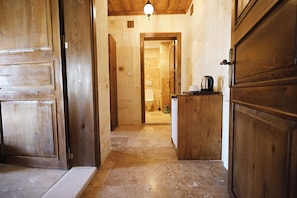 2 bedrooms, premium bedding, minibar, desk