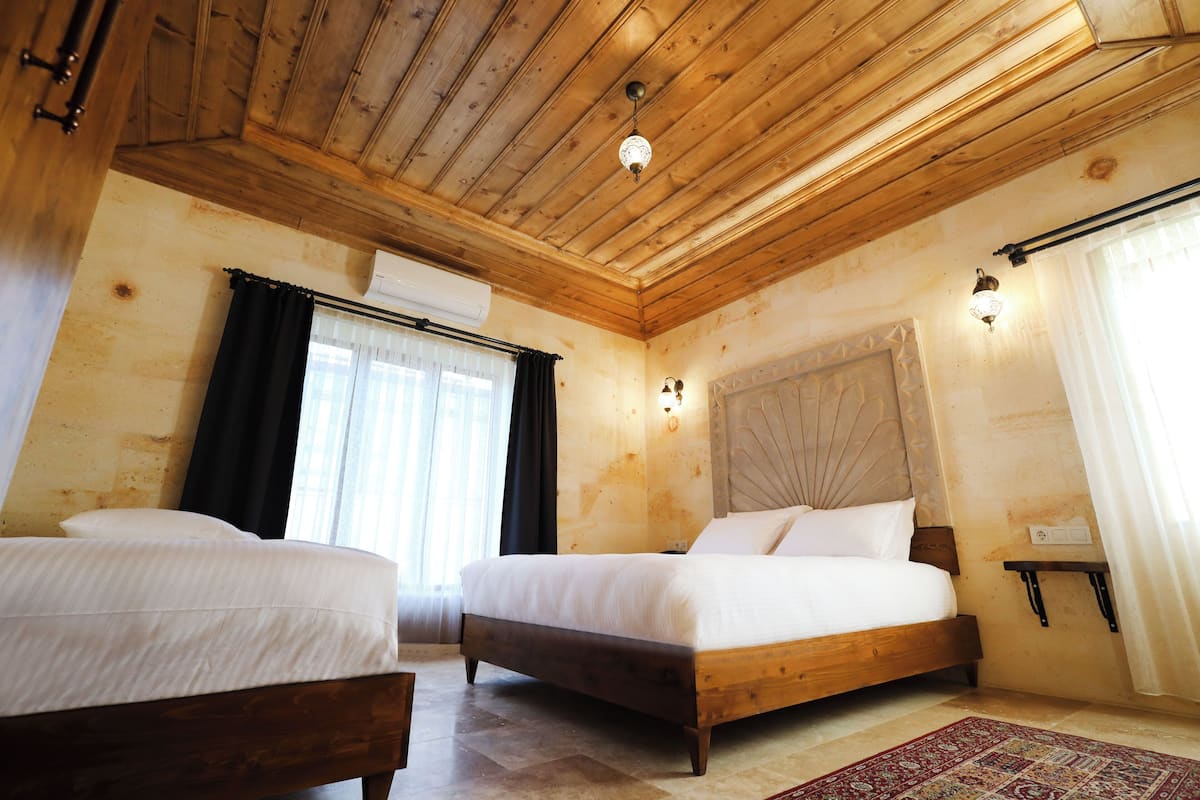 2 kamar tidur, seprai premium, minibar, dan meja kerja