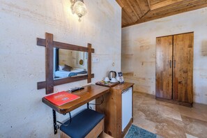 Premium bedding, minibar, desk, laptop workspace - Rocca Stone House (Nevsehir)