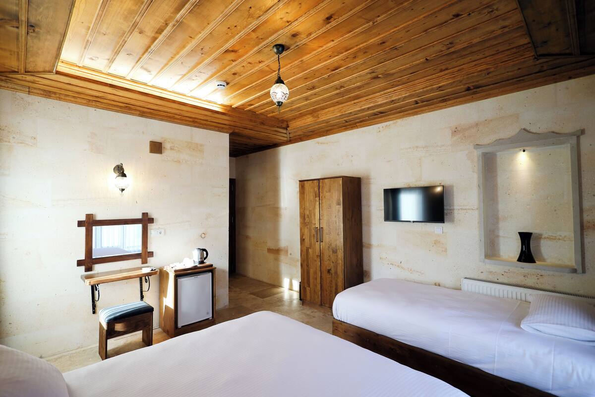 2 kamar tidur, seprai premium, minibar, dan meja kerja