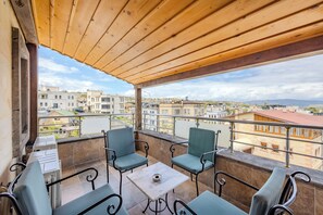 Suite familiar, balcón | Ropa de cama de alta calidad, minibar y escritorio 