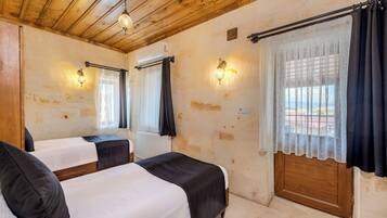 Suite familiar, balcón | Ropa de cama de alta calidad, minibar, escritorio