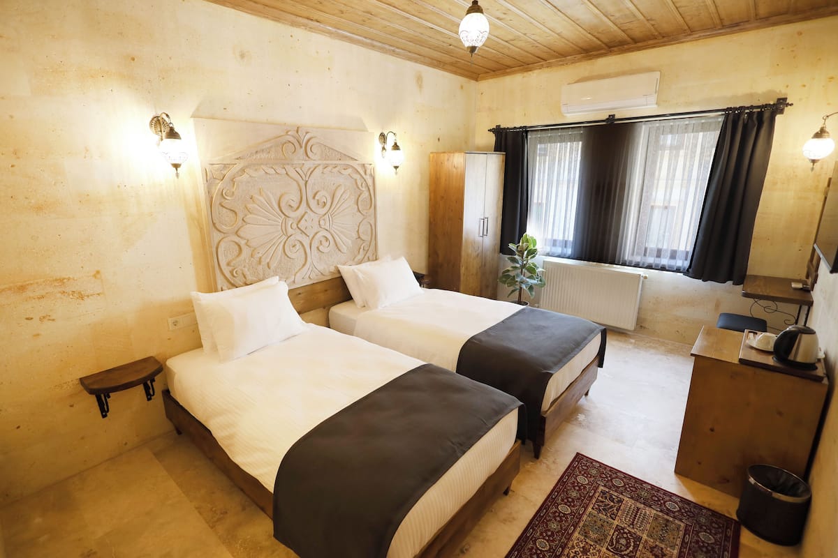 2 kamar tidur, seprai premium, minibar, dan meja kerja