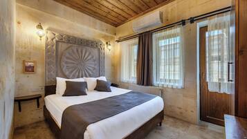 Superior Room, Balcony | Premium bedding, minibar, desk, laptop workspace