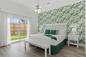 7 chambres, bureau, fer et planche à repasser, lit de bébé portatif