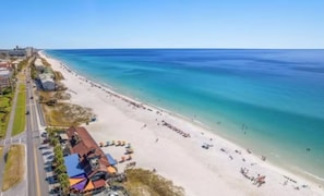 Ubicación cercana a la playa, tumbonas y toallas de playa