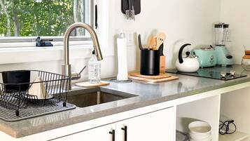 Stovetop, coffee/tea maker, toaster, cookware/dishes/utensils