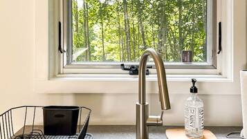 Placa de cocina, cafetera/tetera, tostadora, utensilios de cocina