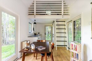 Placa de cocina, cafetera o tetera, tostadora y utensilios de cocina