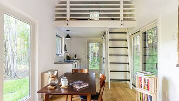 Placa de cocina, cafetera/tetera, tostadora, utensilios de cocina