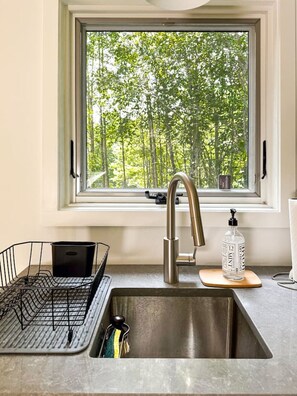 Placa de cocina, cafetera o tetera, tostadora y utensilios de cocina