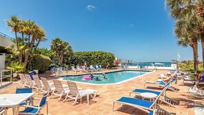 A pool area with lounge chairs and a view of the sea. - Banana Key (Key West)
