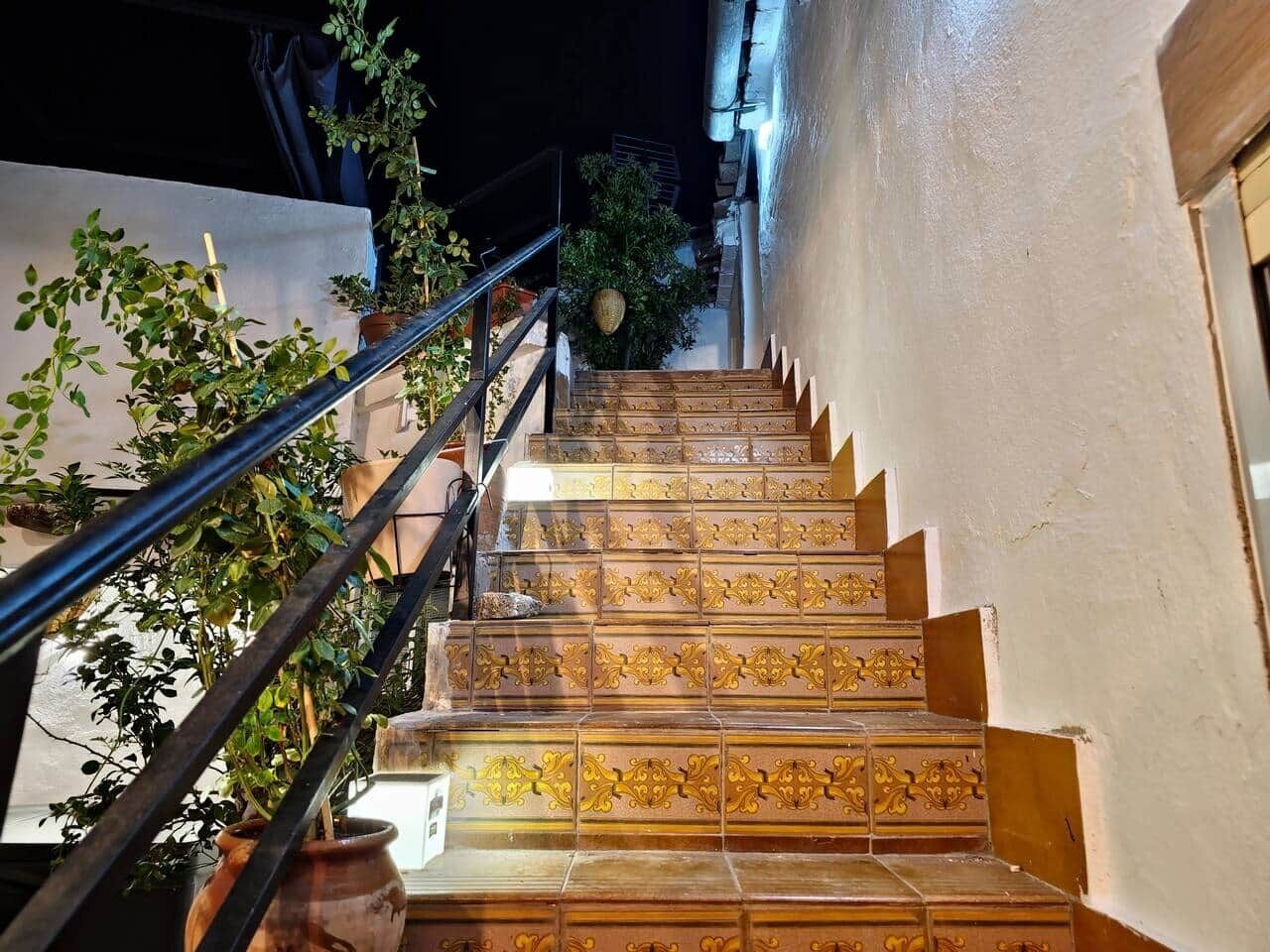 Una escalera con elaborados detalles dorados que conduce a un nivel superior.