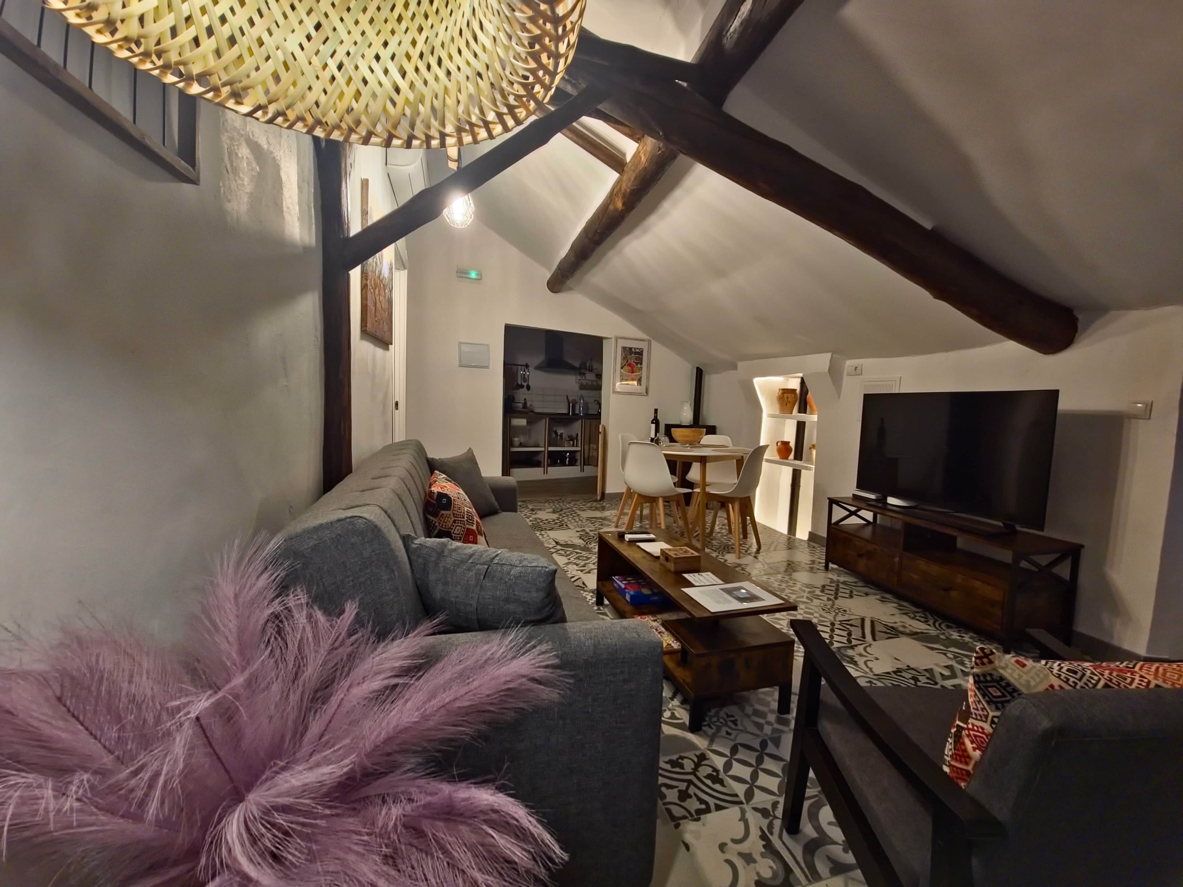 Smart TV y chimenea 