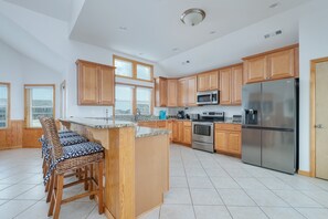 Køleskab, mikrobølgeovn, ovn, kogeplade