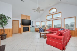 Tv, pejs, dvd-afspiller, bordfodbold