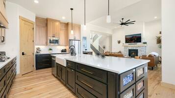 House, Multiple Beds, Hot Tub (3086 Lake Verna Drive*) | Private kitchen | Fridge, microwave, oven, stovetop