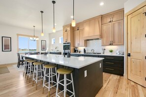 獨棟房屋, 多張床, 熱水浴缸 (3086 Lake Verna Drive*) | 私人廚房 | 電冰箱、微波爐、烤箱、爐台