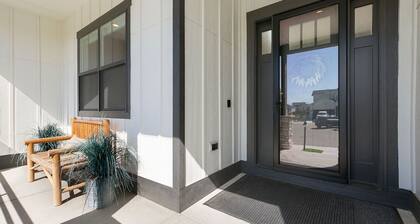 Lakeside Luxury - Hot Tub, Pool Table, and Views