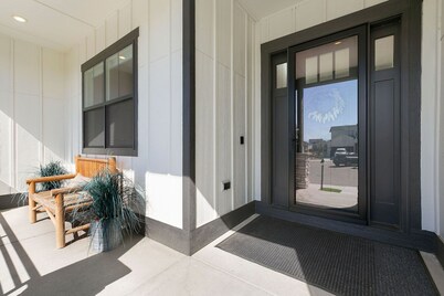 Lakeside Luxury - Hot Tub, Pool Table, and Views