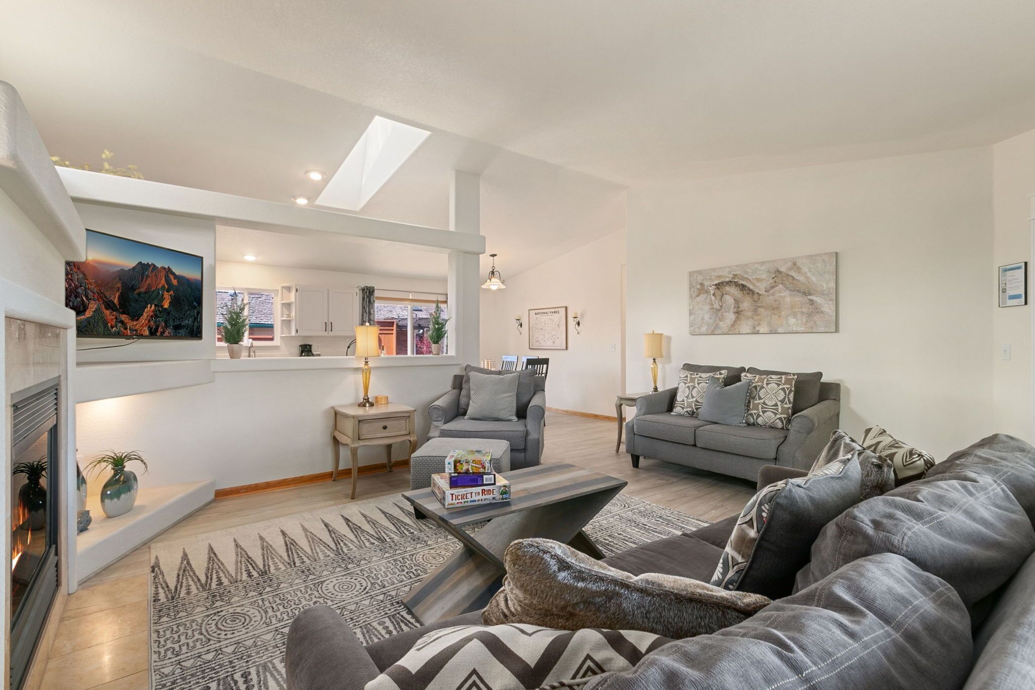 獨棟房屋, 多張床, 庭院, 花園景觀 (2719 Daffodil Place) | 起居區 | 42-吋平面電視、數位頻道、壁爐