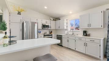 Casa, varias camas, patio, vista al jardín (2719 Daffodil Place) | Cocina privada | Refrigerador, microondas, horno y parrilla de estufa
