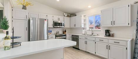 House, Multiple Beds, Patio, Garden View (2719 Daffodil Place) | Private kitchen | Fridge, microwave, oven, stovetop