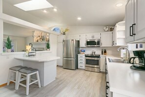 House, Multiple Beds, Patio, Garden View (2719 Daffodil Place) | Private kitchen | Fridge, microwave, oven, stovetop - Charming Home With RV Parking, 30 Miles From Rmnp (Loveland)