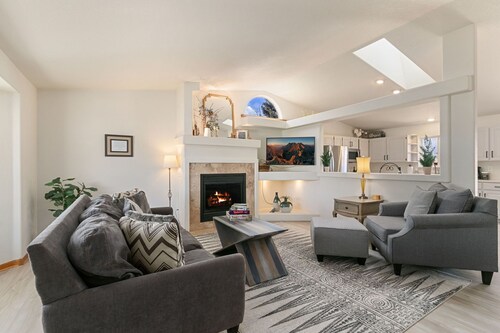 Charming Home With RV Parking, 30 Miles From Rmnp